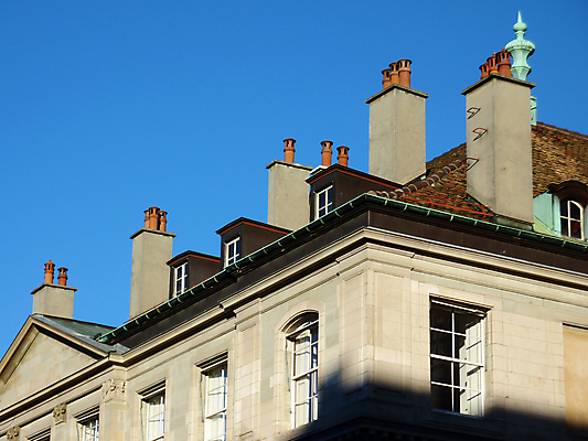 포토 JPG 해외이미지 건축양식 창문 하늘 지붕 굴뚝 사람없음 건물 태양 맑음 도시 스위스 옛날 해외202004 해외포토 자연요소 건축물 건축 유럽 날씨 파일형식 이미지허브