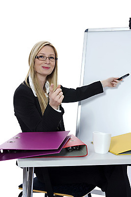 포토 JPG 해외이미지 직업 1 여자 행복 포즈 백그라운드 비즈니스 노동자 대화 한명 사람 성인 금발 사무실 펜 판매 도움 비즈니스우먼 우아함 종업원 전화기 문서 파일 옷입기 폴더 안내원 고립 해외202004 해외포토 헤어스타일 감정 컨셉 모션 말하기 필기구 직장인 파일형식 이미지허브