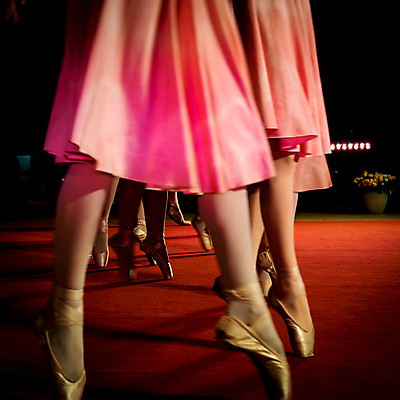 포토 JPG 해외이미지 여자 소녀 신체부위 점프 어둠 공연 우아함 발레 발레리나 발레복 소녀만 해외202004 해외포토 옷 어린이 컨셉 모션 사람 이벤트 춤 여자만 어린이만 파일형식 이미지허브