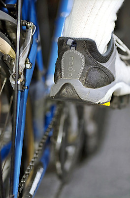 포토 JPG 해외이미지 라이프스타일 도로 스포츠 포즈 신발 양말 프레임 부츠 실내 건강 사람 성인 사람없음 야외 여름 운동 금속 자전거 경쟁 바퀴 속도 순환 위치 노력 사이클링 기어 양발 페달 해외202004 해외포토 계절 길 컨셉 교통시설 모션 재질 내부 생활 바이크 육상스포츠 파일형식 이미지허브