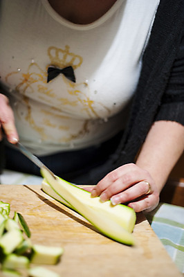 포토 JPG 해외이미지 음식 조각 백그라운드 농업 다이어트 채소 재료 건강 관리 요리 사람없음 초록색 주방 저녁식사 샐러드 신선 반지 칼 자르기 먹기 준비 유기농 날것 점심식사 고립 생식 주키니 주키니호박 채식주의자 비건 해외202004 해외포토 웰빙 산업 컬러 장신구 모션 식사 채식 파일형식 이미지허브