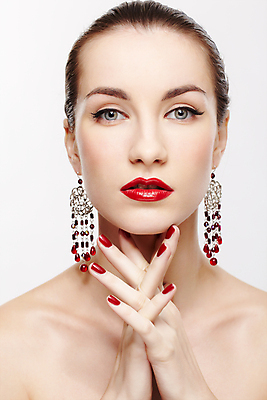 포토 JPG 해외이미지 백인 모델 손 여자 유럽 얼굴 장신구 손가락 갈색머리 한명 사람 빨간색 유행 화장품 회색 흰색 화려 손톱관리 손톱 보석 스타일 해외202004 해외포토 서양인 1 헤어스타일 나라 컬러 컨셉 신체부위 뷰티 네일아트 광석 파일형식 이미지허브
