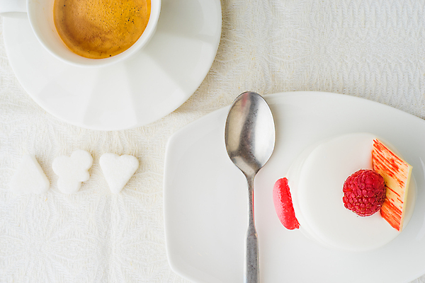 포토 JPG 해외이미지 접시 열매 커피 음료 음식 백그라운드 탁자 디저트 요리 사람없음 컵 가로 빨간색 갈색 케이크 금속 숟가락 얼음 카페 빵집 식탁보 흰색 도자기 달콤 맛 아침식사 설탕 굽기 먹기 냅킨 산딸기 카페테리아 에스프레소 페스츄리 해외202004 해외포토 자연요소 식물 식기 빵 컬러 가구 컨셉 과일 모션 재질 수저 상점 식사 구이 파일형식 이미지허브