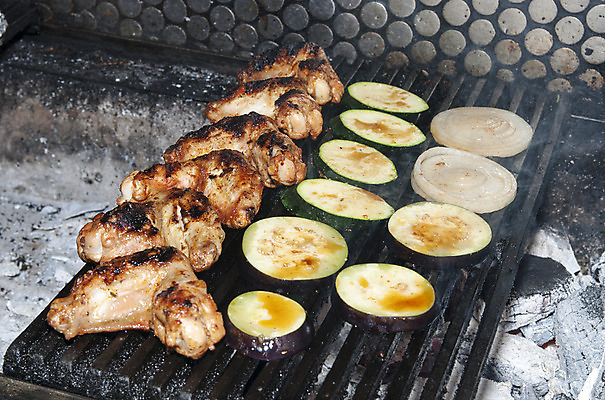 포토 JPG 해외이미지 접시 음식 백그라운드 날개 다이어트 불꽃 육류 요리 사람없음 야외 소풍 갈색 식사 저녁식사 치킨 튀김 흰색 신선 뜨거움 맛 그릴 바비큐 굽기 향신료 속도 준비 매움 레시피 점심식사 해로움 해외202004 해외포토 식기 컬러 컨셉 식재료 주방용품 불 건강 야외활동 구이 닭고기요리 향미료 파일형식 이미지허브