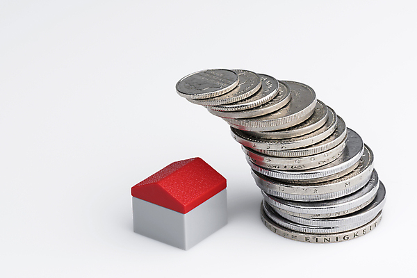 포토 JPG 해외이미지 상징 백그라운드 컨셉 돈 아파트 주택 실내 사람없음 건물 금융 쌓기 금속 동전 미니어처 흰색 연결 플라스틱 대출 빚 고립 해외202004 해외포토 건축물 컬러 모션 재질 내부 경제 모형 재산 파일형식 이미지허브