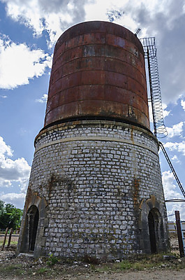 포토 JPG 해외이미지 구름 하늘 날씨 사람없음 야외 물 기차 골동품 바위 역사 역 철 버리기 부식 탱크 멀리 옛날 해외202004 해외포토 자연요소 육상교통 교통시설 모션 대중교통 돌_바위 파일형식 이미지허브