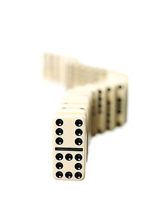 포토 JPG 해외이미지 서기 사람없음 아웃포커스 일렬 도미노 해외202004 해외포토 모션 촬영기법 파일형식 이미지허브