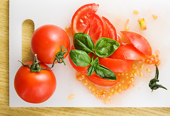 포토 JPG 해외이미지 음식 조각 백그라운드 다이어트 토마토 채소 재료 부분 가정 자연 탁자 건강 사람없음 목재 빨간색 주방 식당 주스 흰색 신선 그룹 자르기 묘사 준비 상쾌 날것 고립 숙성 채식주의자 해외202004 해외포토 나무 감정 음료 컬러 가구 모션 상점 생태계 채식 파일형식 이미지허브