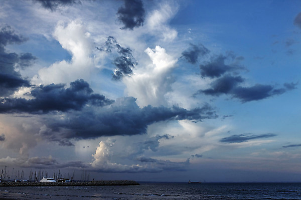 포토 JPG 해외이미지 라이프스타일 호수 바다 섬 요트 자연 휴가 항해 파노라마 사람없음 물 여름 파란색 도시풍경 여행객 항구 일몰 고급 크루즈 출장 범선 떠남 해외202004 해외포토 사이프러스공화국 자연요소 계절 유럽 컬러 컨셉 배_교통 비즈니스 교통시설 모션 촬영기법 사람 풍경 생활 노을 도시 생태계 파일형식 이미지허브