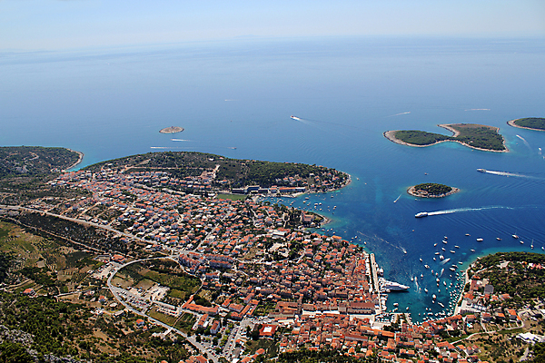 포토 JPG 해외이미지 유럽 바다 섬 여행 건축양식 하늘 휴가 비행기 주택 안테나 풍경 사람없음 물 여름 파란색 태양 바구니 항구 만 보트 지중해 장면 포트 타운 크로아티아 달마시안 옛날 해외202004 해외포토 자연요소 계절 건축 나라 컬러 배_교통 통신 항공교통 교통시설 대중교통 건물 도시 개 파일형식 이미지허브