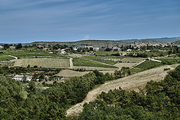 포토 JPG 해외이미지 나무 구름 유럽 도로 건축양식 자연 하늘 주택 풍경 사람없음 여름 교회 골짜기 프랑스 도시 숲 언덕 수평선 해외202004 해외포토 자연요소 식물 계절 건축 나라 길 종교건축 교통시설 건물 생태계 파일형식 이미지허브