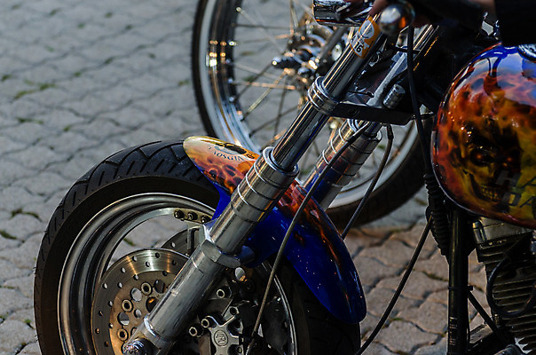 포토 JPG 해외이미지 디자인 산업 스포츠 자동차 안전 사람없음 자전거 페인트 장비 운전 오토바이 바퀴 작업실 클래식 수리 휘발유 헬멧 청소 타이어 쇼 모터 해외202004 해외포토 육상교통 컨셉 모션 바이크 석유 보호장비 파일형식 이미지허브