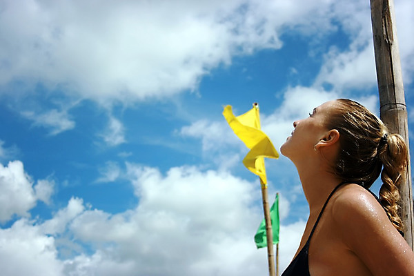 포토 JPG 해외이미지 구름 응시 여자 수영복 하늘 한명 초록색 파란색 금발 햇빛 노란색 맑음 기댐 깃발 막대기 대나무 혼자 해외202004 해외포토 자연요소 나무 1 헤어스타일 시선 옷 컬러 모션 날씨 사람 태양 파일형식 이미지허브