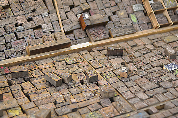 포토 JPG 해외이미지 캐릭터 접시 디자인 꽃 잉크 미술 사람없음 책 쌓기 금속 화환 블록 수확 골동품 역사 인쇄 자르기 수집 만들기 증거 언론 장인 타입 옛날 회복 해외202004 해외포토 식물 식기 컨셉 농업 모션 재질 문화예술 파일형식 이미지허브