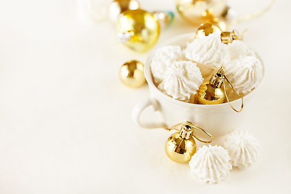 포토 JPG 해외이미지 크리스마스 서양음식 실내 사람없음 아웃포커스 컵 쿠키 달콤 흰배경 머랭 오너먼트 카피스페이스 해외202004 머랭쿠키 해외포토 식기 기념일 음식 백그라운드 크리스마스장식 디저트 촬영기법 내부 공백 흰색 맛 파일형식 이미지허브