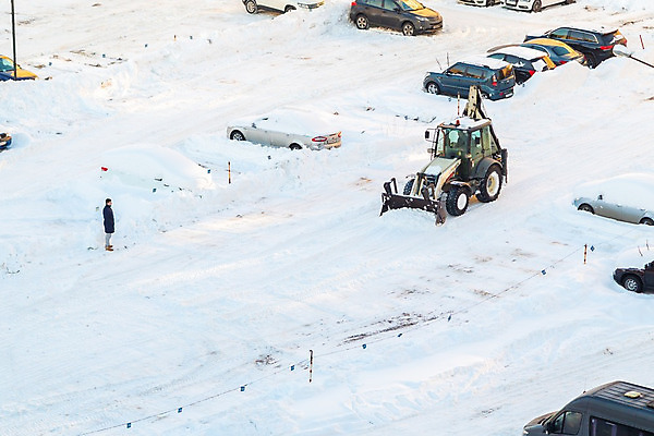 포토 JPG 해외이미지 도로 겨울 자동차 거리 한명 서기 성인 야외 청소 트랙터 눈치우기 제설 제설기 폭설 눈내림 성인한명만 해외202004 해외포토 1 계절 길 육상교통 교통시설 모션 눈_날씨 사람 농기계 자연재해 특수차량 치우기 성인만 파일형식 이미지허브