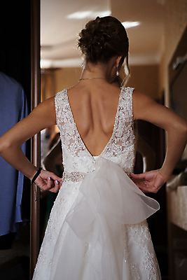 포토 JPG 해외이미지 백인 모델 1 전통 드레스 여자 꽃 행복 얼굴 꽃다발 포즈 결혼 자연 사랑 한명 사람 성인 장식 유행 흰색 축하 잡기 가운 화려 고급 우아함 피부 약혼 베일 스타일 해외202004 해외포토 서양인 식물 옷 감정 컬러 컨셉 모션 이벤트 신체부위 생태계 약속 파일형식 이미지허브