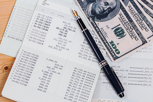 포토 JPG 해외이미지 교육 종이 백그라운드 돈 비즈니스 사람없음 책 금융 숫자 펜 동전 검은색 성장 시장 문서 투자 가치 월 대출 빚 계좌 수입 해외202004 해외포토 문자 컬러 경제 필기구 날짜 재산 파일형식 이미지허브