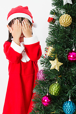 포토 JPG 해외이미지 나무 전통 계절 여자 딸 행복 얼굴 어린이 백그라운드 크리스마스 휴가 새로움 기념 실내 매달리기 선물 한명 미소 사람 동양인 장식 빨간색 초록색 산타클로스 축제 중국 흰색 축하 12월 연도 말레이시아 캡모자 클라우스 해외202004 해외포토 식물 모자_잡화 1 기념일 감정 아시아 컬러 컨셉 가족 모션 표정 인종 내부 신체부위 날짜 파일형식 이미지허브