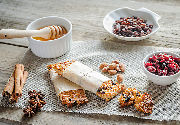 포토 JPG 해외이미지 실내 사람없음 삼베 아몬드 꿀 건과일 시나몬스틱 에너지바 허니디퍼 종이호일 그래놀라 나무배경 해외202004 팔각회향 해외포토 음식 백그라운드 과일 건조 내부 견과류 도구 향신료 시나몬 파일형식 천_직물 이미지허브