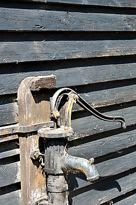 포토 JPG 해외이미지 전통 손 음료 손잡이 사람없음 야외 목재 물 마을 금속 정원 봄 수확 골동품 시골 역사 갈증 철 묘사 부식 복고 심플 펌프 구식 그런지 옛날 조작 스타일 해외202004 해외포토 자연요소 나무 계절 농업 재료 재질 신체부위 파일형식 이미지허브