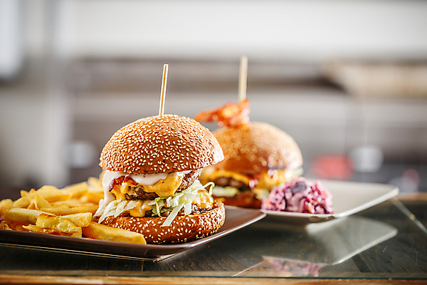 포토 JPG 해외이미지 접시 탁자 패스트푸드 실내 사람없음 아웃포커스 반사 감자튀김 햄버거 인스턴트 정크푸드 해외202004 해외포토 식기 음식 가구 감자 촬영기법 내부 튀김 파일형식 이미지허브