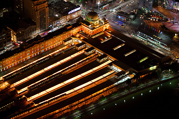 포토 JPG 해외이미지 여행 비즈니스 건축양식 전등 거리 안테나 풍경 사람없음 건물 빛 강 도시풍경 컬러풀 사무실 반사 노란색 고층빌딩 기차 도시 센터 역 호주 야간 저녁 교차로 지역 스카이라인 멜버른 터미널 유흥 해외202004 해외포토 자연요소 건축물 건축 길 육상교통 컬러 통신 교통시설 조명 대중교통 빌딩 오세아니아 파일형식 이미지허브