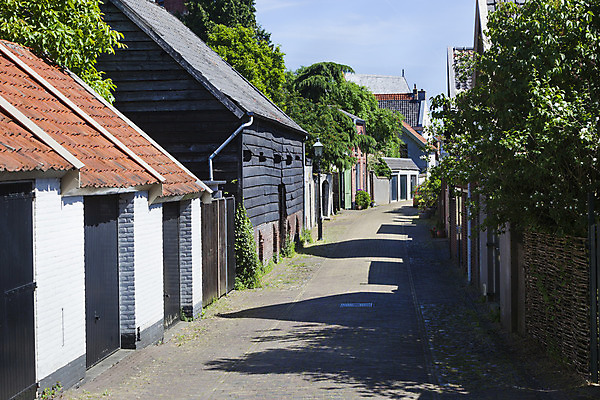 포토 JPG 해외이미지 식물 유럽 여행 건축양식 거리 사람없음 야외 건물 옆모습 문 맑음 침묵 고요 도시 역사 작음 네덜란드 좁은 타운 외양간 숨기 옛날 차고 해외202004 해외포토 건축물 건축 나라 뷰포인트 모션 날씨 소리 크기 파일형식 이미지허브