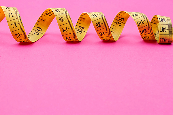 포토 JPG 해외이미지 옷 선 분홍색 백그라운드 곡선 다이어트 장신구 거리 자 나선형 사람없음 숫자 노란색 유행 장비 소용돌이 기구 공구 업무 바느질 자르기 유연 비만 날씬함 측정 눈금 테이프 길이 계량기 재단 되감기 옛날 인치 줄서기 핸드메이드 해외202004 해외포토 문자 컬러 무늬 모션 문구용품 건강 회오리 도구 작업 몸매 파일형식 이미지허브