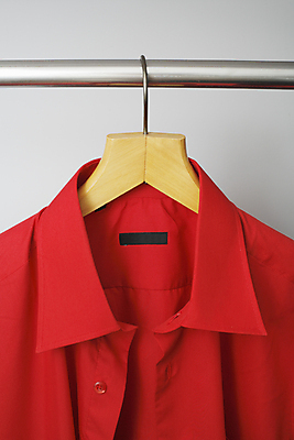 포토 JPG 해외이미지 드레스 옷 남자 셔츠 매달리기 사람없음 빨간색 유행 장롱 옷걸이 해외202004 해외포토 컬러 가구 상의 모션 사람 파일형식 이미지허브