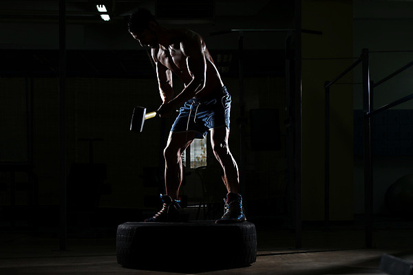 포토 JPG 해외이미지 백인 남자 스포츠 십자가 신체 근육 실내 건강 한명 사람 성인 건물 운동 어둠 힘 장비 바퀴 몸무게 망치 보디빌딩 보디빌더 집중 연습 클럽 체육관 체조선수 근육질 타이어 썰매 트랙터 무거움 때리기 스트라이크 이두근 해외202004 해외포토 서양인 1 건축물 컨셉 모션 운동선수 내부 헬스 공구 무게 농기계 몸매 체조 특수차량 파일형식 이미지허브