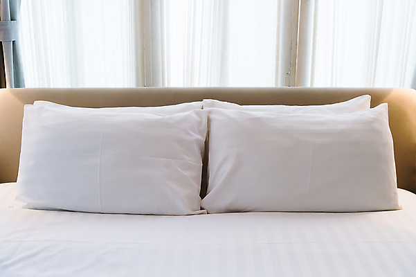 포토 JPG 해외이미지 디자인 창문 베개 주택 실내 사람없음 내부 장식 침실 방 흰색 침대 고급 시트 해외202004 해외포토 컬러 가구 컨셉 침구 건물 파일형식 이미지허브