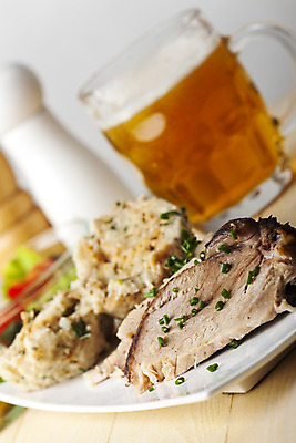 포토 JPG 해외이미지 접시 음식 조각 백그라운드 유리 맥주 육류 돼지고기 요리 사람없음 빨간색 갈색 주방 식사 저녁식사 흰색 그릴 굽기 햄 훈제 쪽파 바이에른사람 해외202004 해외포토 식기 컬러 식재료 재질 주방용품 주류 구이 파 파일형식 이미지허브