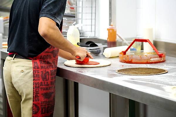 포토 JPG 해외이미지 직업 손 남자 음식 비즈니스 탁자 피자 기술 관리 요리 사람 성인 사람없음 주방 요리사 식사 앞치마 빵집 신선 작업 널 굽기 계산대 준비 반죽 만들기 밀가루 레시피 밀가루반죽 섞기 제빵사 페스츄리 해외202004 해외포토 빵 가구 모션 패스트푸드 서양음식 신체부위 상점 가루 구이 파일형식 이미지허브