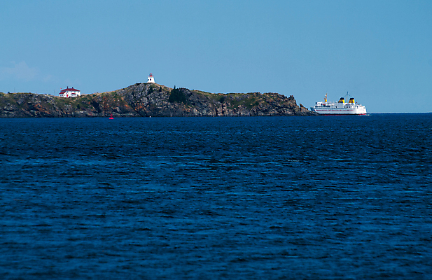 포토 JPG 해외이미지 파도 바다 섬 여행 자연 하늘 휴가 등대 항해 풍경 사람없음 물 여름 파란색 빛 태양 맑음 흰색 보트 신호등 네비게이션 해외202004 해외포토 자연요소 계절 컬러 배_교통 날씨 생태계 파일형식 이미지허브