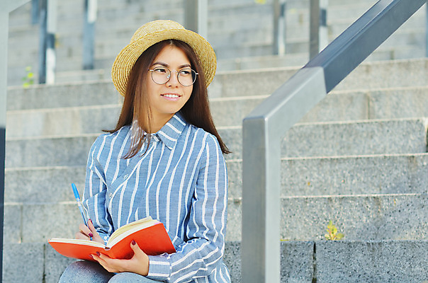 포토 JPG 해외이미지 1 학생 응시 여자 교육 행복 안경 백그라운드 셔츠 인터넷 갈색머리 한명 미소 사람 앉기 동양인 성인 야외 10대 가로 노트북 컴퓨터 계단 기쁨 청바지 도시 무선전화기 바쁨 해외202004 해외포토 헤어스타일 시선 잡화 감정 상의 바지 모션 청소년 표정 인종 전자제품 전화기 파일형식 이미지허브