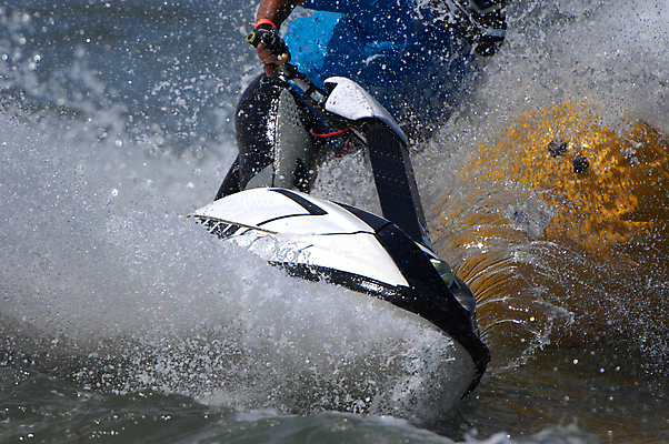 포토 JPG 해외이미지 남자 스포츠 바다 포즈 사람없음 물 경쟁 레이싱 보트 떨어짐 위험 흥분 해외202004 해외포토 자연요소 감정 컨셉 배_교통 사람 시합 파일형식 이미지허브