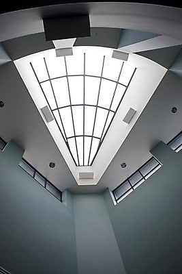 포토 JPG 해외이미지 모양 구름 디자인 산업 비즈니스 건축양식 창문 유리 하늘 지붕 추상 미래 조명 새로움 프레임 실내 사람없음 내부 건물 파란색 빛 사무실 햇빛 우주 흰색 센터 아래 천장 상업 머리위 장면 대칭 천창 해외202004 해외포토 자연요소 건축물 건축 컬러 컨셉 무늬 재질 태양 방향 위치 파일형식 이미지허브