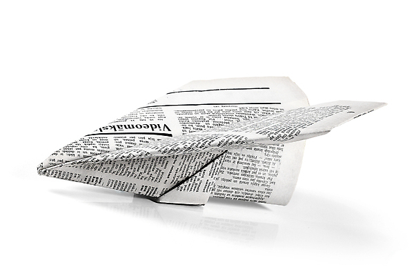 포토 JPG 해외이미지 종이 실내 사람없음 한개 신문 종이비행기 흰배경 영자신문 해외202004 해외포토 1 백그라운드 내부 간행물 흰색 뉴스 종이접기 파일형식 이미지허브