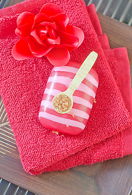 포토 JPG 해외이미지 꽃 사람없음 빨간색 수건 숟가락 스파 아로마 스파용품 비누 아로마테라피 해외202004 해외포토 식물 컬러 수저 위생용품 오브젝트 테라피 파일형식 이미지허브