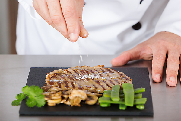 포토 JPG 해외이미지 손 음식 유니폼 토마토 탁자 호텔 파슬리 육류 선물 스테이크 요리 한명 사람 장식 주방 식당 요리사 샐러드 바 발표 냄비 난로 준비 해외202004 해외포토 직업 1 옷 가구 채소 식재료 숙소 서양음식 신체부위 상점 솥 난방기 파일형식 이미지허브