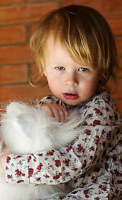 포토 JPG 해외이미지 1 라이프스타일 여자 감정 무기 얼굴 어린이 컨셉 한명 사람 세로 금발 슬픔 분노 흰색 아기 만들기 노려봄 교차 걸음마 고립 심각 해외202004 해외포토 헤어스타일 컬러 모션 표정 생활 신체부위 파일형식 이미지허브