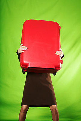 포토 JPG 해외이미지 라이프스타일 손 여자 여행 컨셉 서류가방 가방 교통시설 휴가 항해 손잡이 한명 서기 사람 성인 세로 초록색 치마 노란색 여행객 여행가방 검은색 핸드백 짐 잡기 당기기 몸무게 출발 승객 무거움 VIP 수하물 스타일 해외202004 해외포토 1 잡화 컬러 교통 배_교통 모션 하의 생활 신체부위 무게 시설 파일형식 이미지허브