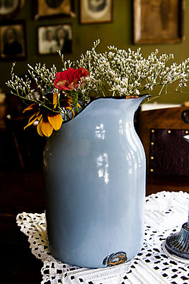 포토 JPG 해외이미지 꽃 탁자 사람없음 빨간색 파란색 냅킨 아로마 유리주전자 해외202004 해외포토 식물 컬러 가구 유리 주전자 파일형식 이미지허브