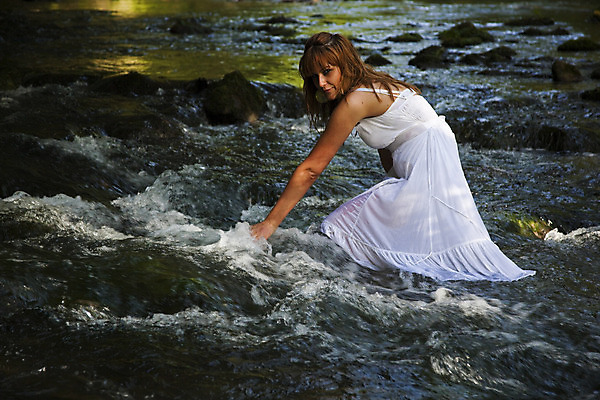 포토 JPG 해외이미지 나무 드레스 여행 자연 휴가 휴식 그림자 한명 서기 사람 성인 야외 초록색 물 강 걷기 환경 봄 젖음 흐름 흰색 개울 떨어짐 숲 시원함 건너기 해외202004 해외포토 자연요소 식물 1 옷 계절 컬러 컨셉 모션 생태계 파일형식 이미지허브