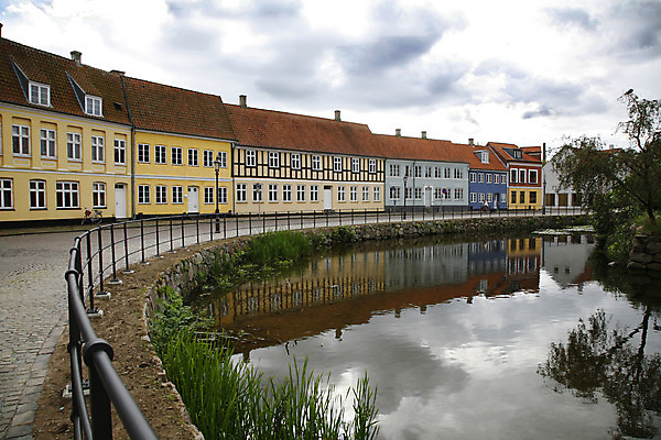 포토 JPG 해외이미지 구름 유럽 여행 건축양식 부동산 휴가 주택 덴마크 풍경 사람없음 야외 건물 가로 물 여름 울타리 강 도시풍경 반사 평화 도시 역사 재산 저녁 만족 그림 복고 스칸디나비아 옛날 진짜 해외202004 해외포토 자연요소 건축물 계절 건축 감정 나라 컨셉 북유럽 금융 담장 야간 파일형식 이미지허브
