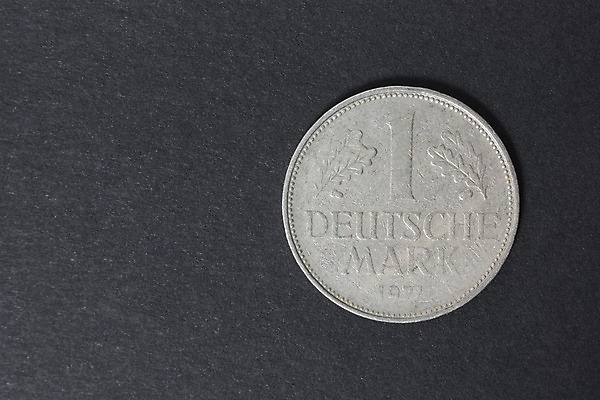 포토 JPG 해외이미지 디자인 유럽 백그라운드 잎 돈 비즈니스 독일 사람없음 가로 금융 빛 숫자 우주 금속 동전 검은색 침묵 회색 역사 은색 심볼 오브젝트 흔적 사인 독수리 과거 고립 구식 엘리먼트 옛날 해외202004 해외포토 식물 문자 나라 컬러 컨셉 재질 조류 경제 소리 재산 파일형식 이미지허브