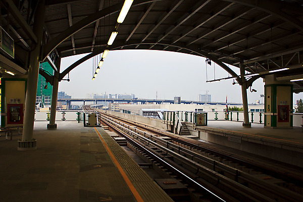 포토 JPG 해외이미지 선 여행 백그라운드 비즈니스 건축양식 교통시설 모션 자동차 추상 실내 사람 사람없음 내부 건물 빨간색 빛 검은색 기차 흰색 도시 복도 터널 전철 역 사인 속도 장면 승객 튜브 지하 일반 단상 그런지 선로 옛날 철강 해외202004 해외포토 건축물 건축 길 육상교통 컬러 교통 무늬 대중교통 시설 파일형식 이미지허브