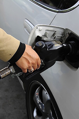 포토 JPG 해외이미지 손 여자 팔찌 자동차 사람 사람없음 반지 바퀴 황금 역 휘발유 보석 타이어 가스 호스 팔 펌프 자동 해외202004 해외포토 육상교통 장신구 교통시설 신체부위 석유 광석 파일형식 이미지허브