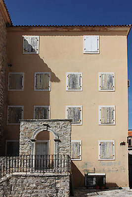 포토 JPG 해외이미지 전통 디자인 외관 유럽 벽 여행 패턴 건축양식 창문 벽돌 거리 바닥 주택 프레임 기술 사람없음 야외 건물 목재 장식 빛 도시풍경 컬러풀 햇빛 노란색 문 골동품 바위 도시 화려 역사 우아함 아치 질감 광장 장면 타운 셔터 몬테네그로 발칸반도 부드바 옛날 줄서기 해외202004 해외포토 나무 건축물 건축 나라 컬러 컨셉 무늬 재료 모션 풍경 태양 돌_바위 파일형식 이미지허브